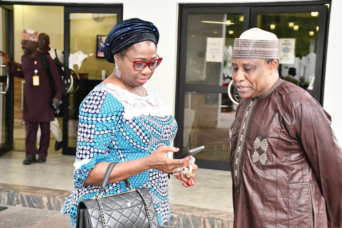 Faridatu001's tweet image. Breaking News:

Wednesday 9th August, 2023

Vice President,  Kashim Shettima Inaugurates General Paul Tarfa (RTD) and Alhaji Mohammed Goni Alkali as Chairman and MD/CEO respectively and Members into the board of the NEDC.

#NEDC