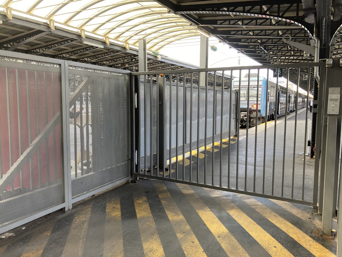 mat_r77's tweet photo. @LIGNEP_SNCF quand allez-vous vérifier que la grille est ouverte lorsque vous planifiez des trains sur le quai 23 ?

Compte tenu du niveau de difficulté pour une simple grille, j'ai du mal à admettre que vous puissiez retenir des enseignements lors d'incident majeur

(ZIMO 18h05) https://t.co/XHtv2dp9oK