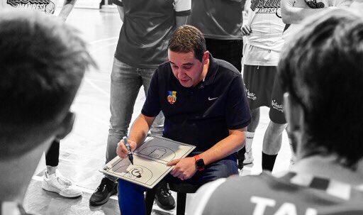 basquetsalle's tweet photo. 🔴⚪️ SÉNIOR A TEMP. 23-24

🆕🔛 Us presentem l’staff del nostre S.GOL SÉNIOR A:

🏅TONI MAÑOSAS ➡️ 1r Entrenador
🏀 DAVID PORTELLA ➡️ Entrenador Ajudant
🏀 XARLI CABALLER ➡️ Entrenador Ajudant
📊 JOSE GARRIDO ➡️ Delegat

💪🏼🙌🏼 Tenim el millor Staff!!! Confiança màxima!!! #somsalle https://t.co/FtYThNVlFM