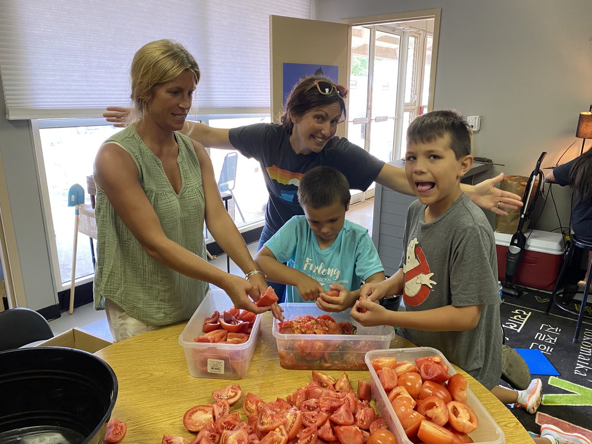 CBYTrackFlack's tweet photo. Attn. @CanterburyPark backstretch workers, owners, trainers & jockeys! Thursday Farmers' Market from 10am-noon featuring fresh vegetables grown by the students of Furlong Learning this summer in the gardens on the backside. Come support these great kids. #FreshSalsa Near Chapel https://t.co/W8zQA4MXid
