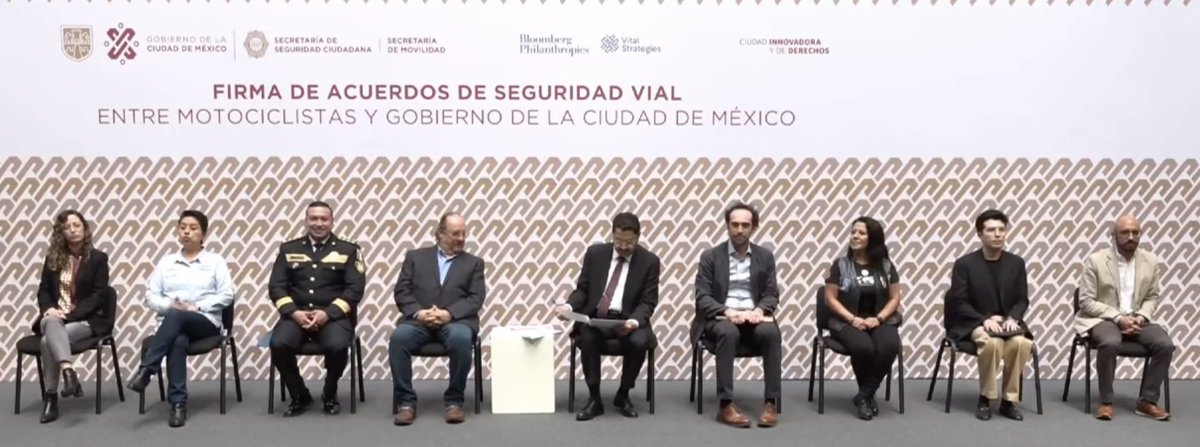 AbelRZamora's tweet photo. Sigue la transmisión de la Firma de Acuerdos de Seguridad Vial con la participación de los #Motociclista y los Mtros. @martibatres Jefe de @GobCDMX y @andreslajous Srio. @LaSEMOVI 👉🏽👉🏽https://t.co/nB7fw2mbji https://t.co/DRiflBzmXh