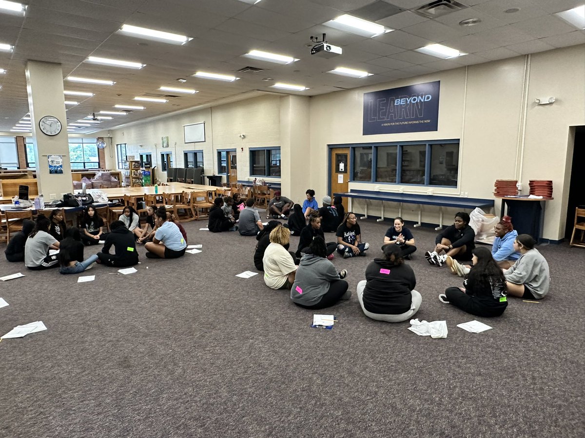 GHS_GrandviewC4's tweet photo. LINC Crew prepping for Freshman Transition Day &amp; a STRONG Kickoff to the School Year! #PrepPossibility #OwnTomorrow #GHSPRIDE https://t.co/DA3bIotDa2