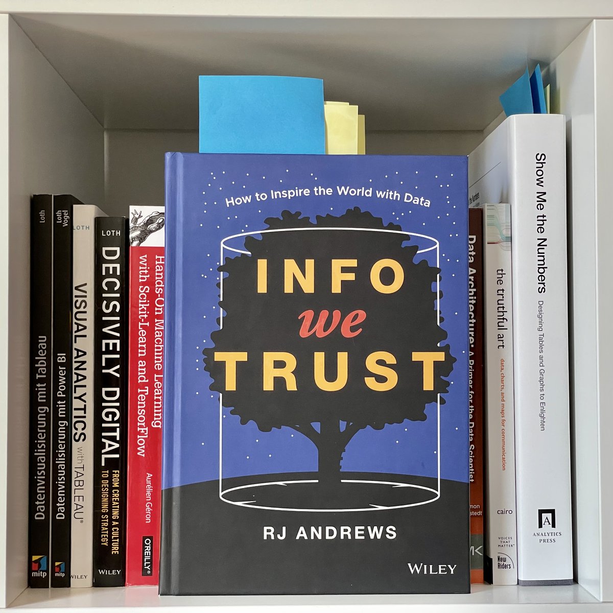xlth's tweet photo. A colleague asked me if I could recommend a #databook for her vacation.
@infowetrust by RJ Andrew is a journey of #datastorytelling, written in an entertaining way, making it a #datamustread: https://t.co/yQBHSZysv3
RJ's writing style has been a guiding light for my own books! https://t.co/U7a8Z67cQz