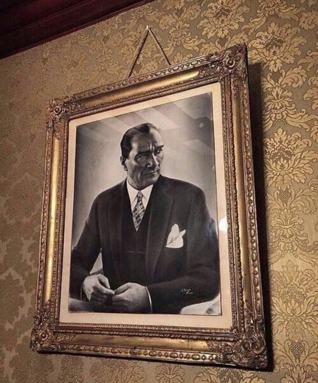 _umbertoeco__'s tweet photo. 🔥 Renkli bir kişiliği vardı.. Erleriyle sigara içip sohbet eden, köylüyle ayran bölüşen, şekerli kahve içen, fal baktıran, gecelik entarisi giyen, bağdaş kuran sade bir vatandaştı. Yemek seçmez, sofraya gelen her yemeği yerdi. Karnıyarığı, kuru fasulyeyle pilavı gül reçelini ve kavrulmuş leblebiyi çok severdi.

Arkadaşlarıyla sokaklarda korumasız yürüyen, Lebon'a pasta yemeye, Rejans'a Borç çorbası, Vefa'ya boza içmeye giden, aklına eseni yapmayı seven, özgür ruhlu bir entelektüeldi. Gramofonunu başucundan ayırmayan,
vals ve tangoya bayılan, balolarda genç kızların en gözde kavalyesi olan bir salon adamıydı.

Bir iğde ağacının kesilmesine üzülen, bir tayın ölmesine ağlayan, doğayı seven, ulu bir çınarın görkemiyle büyülenen ve bir dalının bile kesilmesine gönlü elvermeyen bu nedenle de
o yılların teknolojik olanaklarıyla bir binayı yerinden 4.80 metre kaydırtan bilinçli bir çevreci, insan sevgisiyle dolu bir askerdi.

Sık sık sarayburnuna giderek halkın arasına karışmayı ve onlarla birlikte müzik dinlemeyi çok severdi. Savaşta yüz binlerce düşmanla
çarpışıp onları yok etti; ama ölmek üzere olan atını vuramadı. Köpeği Foksi ölünce, onun doldurulmuş bedenini görmeye dayanamadı.

Yeşile ve maviye tutkundu, kesilen bir ağaç için yas tutardı. Çankaya’dan Meclis’e giden yolun üzerindeki iğde ağacına sanki âşıktı.
Bu benim ağacım der, gelip geçerken o ağacı selamlardı. Yol yapımı nedeniyle kesilen o ağaca çok üzülmüştü. Onu, bozkır Ankarayı yeşile dönüştürecek bir umut simgesi olarak görmüştü. Çankaya Köşkü’nün bahçesindeki ağacı kesen bahçıvanın işine son verilmesini;
ama bahçıvana başka bir iş bulunmasını söylemişti.

Şarkılardan fal tutar, aşk ve özlem şarkıları çalınırken ağlardı. Özgür ruhuyla, bazen ortalardan kaybolmak ister, bir sade vatandaş gibi yaşamanın özlemi ve coşkusuyla, otomobilinden inip hareket etmek üzere olan trene atlar,
tramvaya binip Beyoğlu'na çıkar;

Aklına esti mi türkü söyler, coştu mu zeybek oynar, erleriyle güreş tutar, gece yarısı mutfağa inip aşçısıyla omlet ya da yakınlarının pek sevdiği menemene benzer bir yumurta yemeği yapardı.
Sofrasında oturup da düşüncelerini söyleyen insanları cesaretli olarak görmez, üstelik söylemeyenlere çok kızardı. Bir şeye karar vermeden önce herkesin düşüncesini alırdı.

Ankara’nın değişik yerlerinden gelen konukları kabul eden Latife Hanım’ın kabul günlerine
O da arkadaşlarıyla katılırdı.
Florya'da kaldığı günlerde, halkın arasında denize girerdi. Çocuklarla şakalaşır, gençlerle söyleşir, sandala binip saatlerce kürek çekerdi. O’na pencereden el sallayan tanımadığı yaşlı kadınların yalısına sandalını yanaştırıp kahve içmeye giderdi.
Onlarla saatlerce söyleşirdi.

Bir şenliğe rastlasa "Galiba burada bir düğün var." deyip sünnet çocuklarını ya da gelinle damadı ziyaret eder, onlara armağanlar verirdi. Bazen de rastgele bir kapıyı çalıp Tanrı misafiri olur,
onlarla birlikte sofralarında pilava kaşık sallar, dertlerini dinlerdi.

Bir Adanalı kadar sıcakkanlı; Karadenizli olmamasına karşın, bir Karadenizli kadar cana yakın, bir Aydınlı kadar oturaklıydı. Kısacası O, Anadolu insanının mayasından, onun kumaşındandı.
Kendisini Türk ulusunun öğretmeni olarak görürdü.

Çok sık düş görür... Düşlerinin baş kahramanı Zübeyde Hanım’la, gelincik ve ayçiçeği tarlalarında buluşur, ömründe yalnızca bir kerecik giydiği mareşal üniformasıyla anasına kavuşmak için koşup durur, bir türlü
ulaşamayıp ter içinde uyanırdı. Düşlerinde annesine ulaşıp onu kucaklayacağı gün, öleceğine inanırdı.

Ölümü, Zübeyde Hanım’la randevu gibi düşünürdü. Bazı şeylerin olacağını önceden sezer, gördüğü kötü düşlere üzülürdü. Annesinin ölümünü de düşünde görmüş ve
ardından da bu üzücü ölüm haberini almıştı.

Ankara'da, sıkça ve gizlice, Çiftlik arazisi içinde olan Söğütözü'nde bir kulübeye kapanır, ömründe en sevdiği kadın olan annesi için saatlerce Kur’an okurdu.

Hazırlayanlar:
Özel Izmir Tevfik Fikret Okulu öğrencileri
9/B’den
Hüma Demirel
Ahmet Gümüş

Okuduğunuz için teşekkürler ve paylaşalım
@ilk_57 Takip