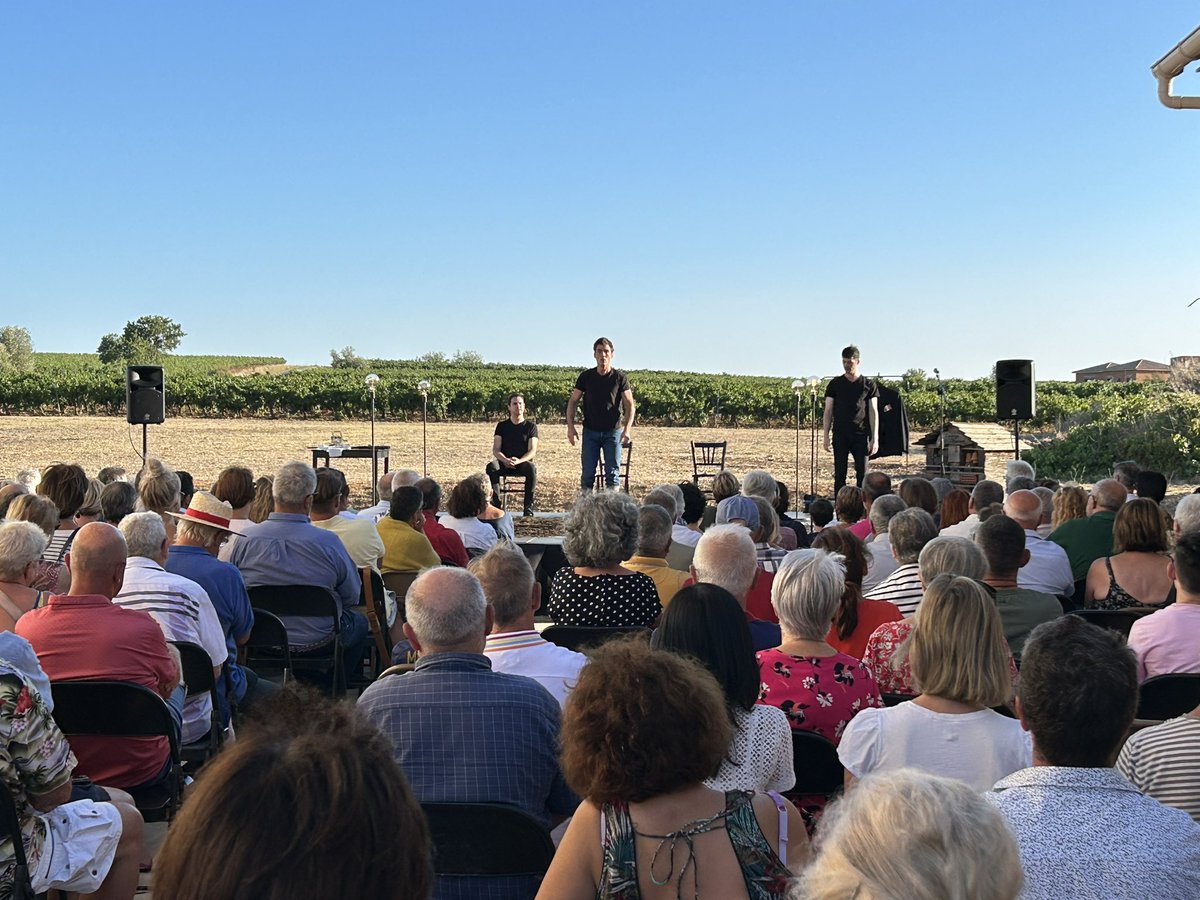 msa_languedoc's tweet photo. Du soleil, des vignes, une scène et du théâtre avec la pièce Vacarme(s) à Montblanc (Hérault), où la MSA du Languedoc invite ses adhérents, ses salariés et ses élus. Un moment atypique partagé au cœur de l’été :-) @sparenti1205 @CdricSaur @GloriaCabanel #MSALanguedoc https://t.co/yZXuQ2XUzN