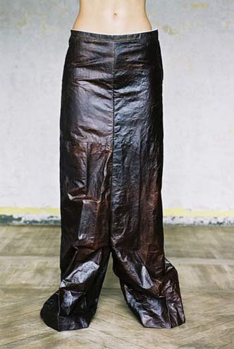 FinalBlow_Chi's tweet photo. Carol Christian Poell pig skin trousers dyed with bull’s blood https://t.co/HUzo0gTVjD