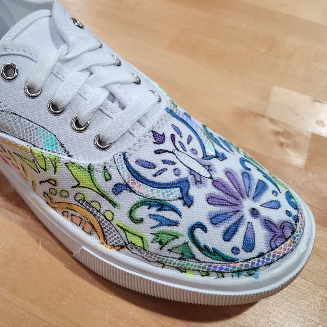 You too can have 'fancy feet' one week from today! 🤩

Spend the evening on August 16 creating custom-designed sneakers with Community Arts Instructor Niki English.

Register here for this fun workshop for teens and adults: bit.ly/3QAunOq ✨