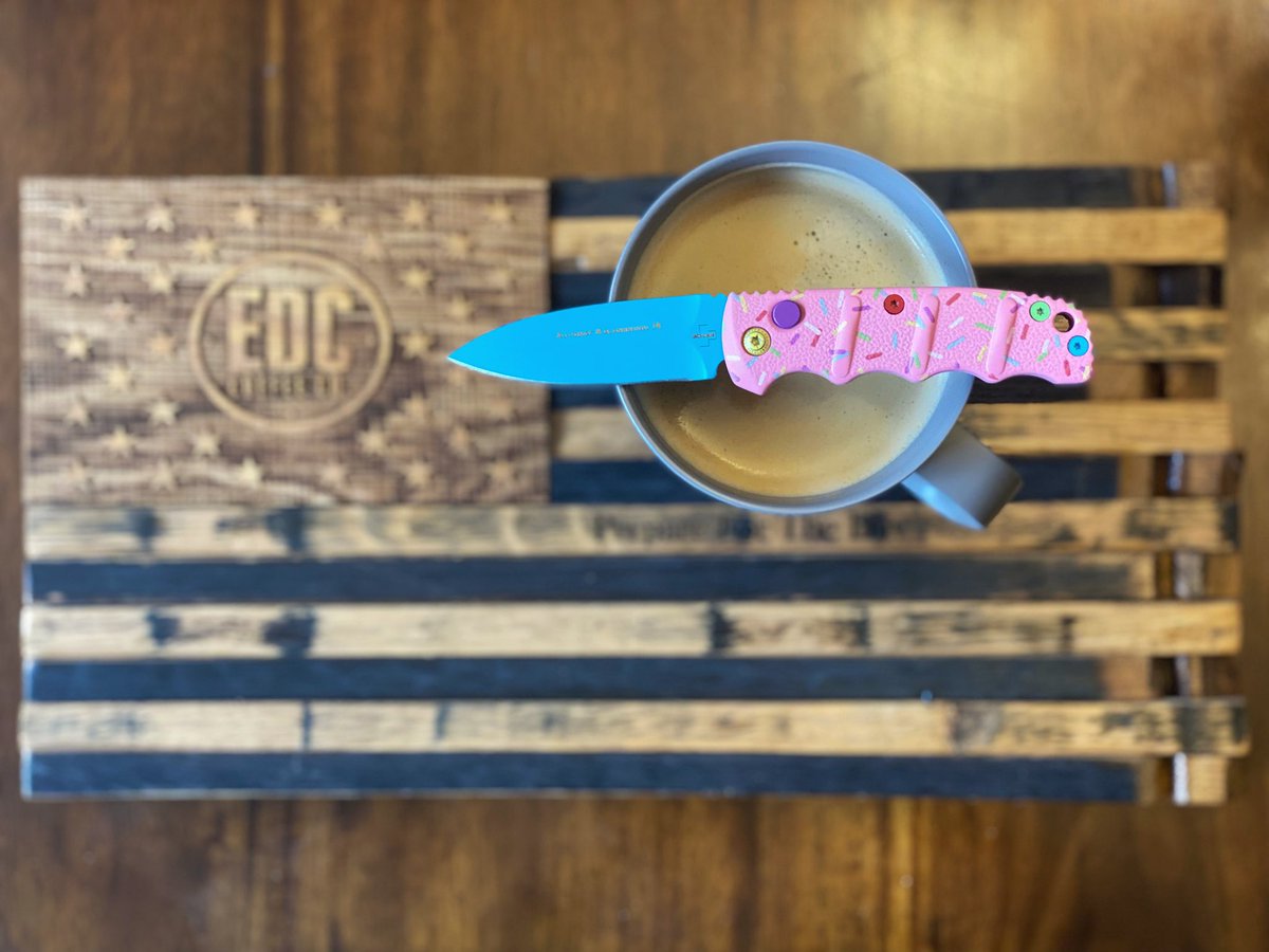 EDCCoffeeCo's tweet photo. Donuts and coffee anyone?!?! #Knives #Donuts #DonutKnife @BladeHQ #EDC #EveryDayCarry #Coffee #CoffeeTime #EveryDayCoffee #EDCCoffeeCo #EveryDayCarry #EmberMug @CruiseFlags https://t.co/u3YGDhgcsF
