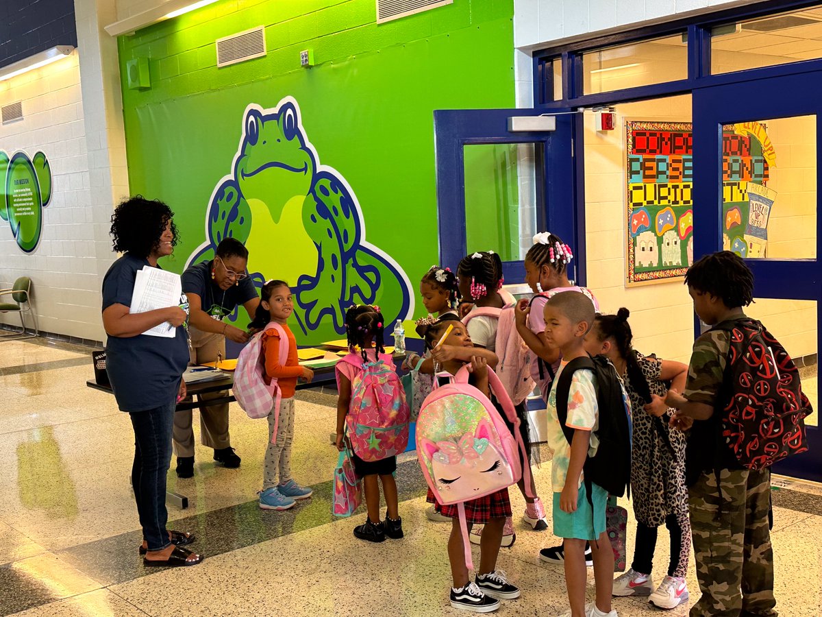 Looking good, <a href="/BreckFrankES/">Breck-Frank Bullfrogs</a>! Happy first day! 🎉#WeAreJCPS #JCPSFirstDay