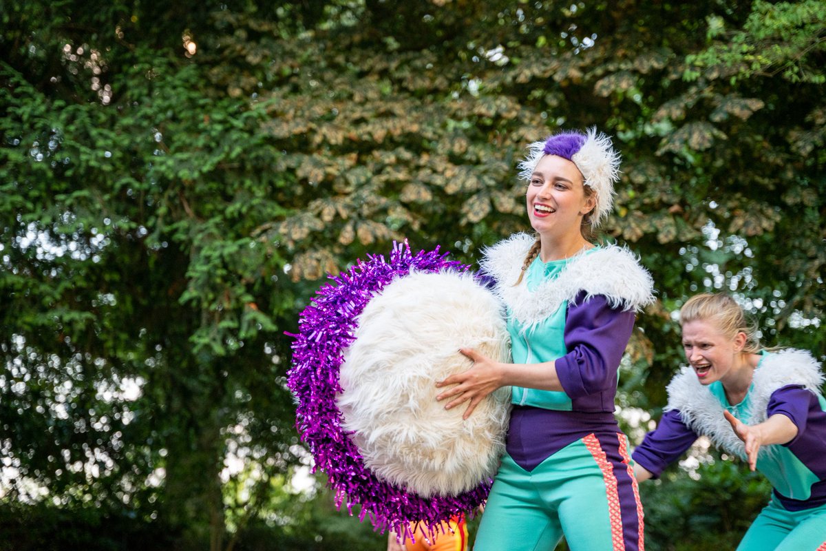 Op zondag 3 september speelt 𝗠𝗔𝗡 || 𝗖𝗢 een familievoorstelling over drie vreemden op een onbewoond eiland. Alleen dan zonder zand, zon of zee. Eigenlijk op een onbewoond dus 🏝️

Voor een klein prijsje zit je met het hele gezin vooraan 🕺

📸 André van der Meulen