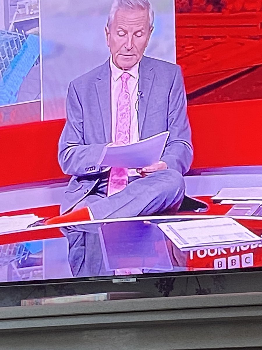 TruckerOx's tweet photo. Matching socks and sofa @peter_levy @Hudsonweather https://t.co/RU4w6eX8Pr