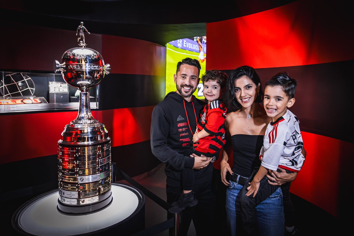 Flamengo's tweet photo. FLAmília - 𝘴𝘶𝘣𝘴𝘵𝘢𝘯𝘵𝘪𝘷𝘰:

1. um grupo de pessoas vivendo sob o mesmo teto cultivando amor ao Flamengo.
“𝘌𝘷𝘦𝘳𝘵𝘰𝘯, 𝘔𝘢𝘳í𝘭𝘪𝘢, 𝘎𝘶𝘵𝘰 𝘦 𝘛𝘰𝘵ó𝘪 𝘴ã𝘰 𝘶𝘮𝘢 𝘍𝘓𝘈𝘮í𝘭𝘪𝘢.”

#MuseuFlamengo #CRF https://t.co/6grpipsnmi
