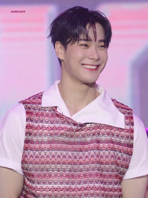 aroharoxy's tweet photo. one year since we got two of the dreamiest moonbin looks https://t.co/52kQoXSpQs
