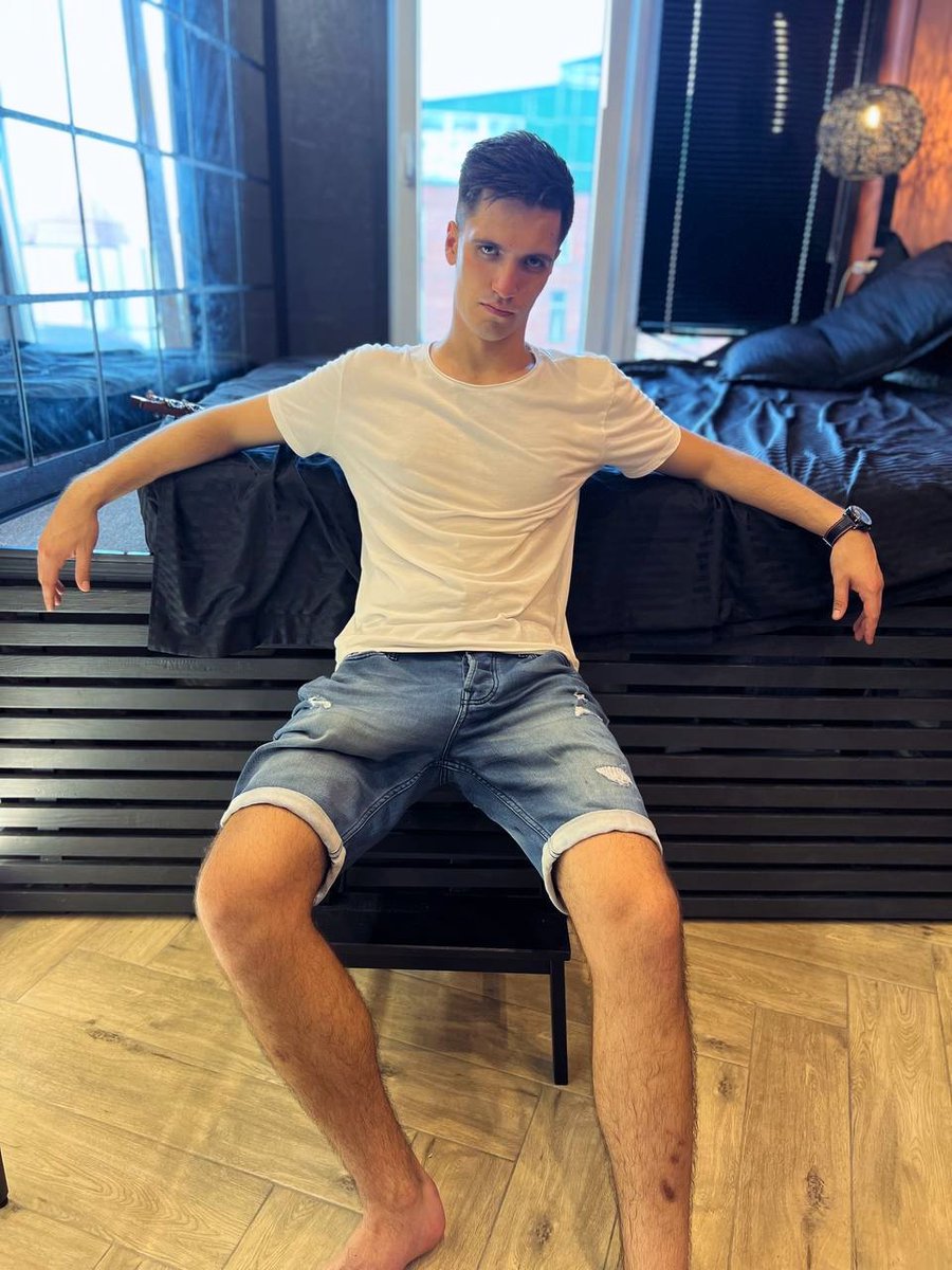 miramocoffee's tweet photo. Let’s have a sweaty workout on this couch before the gym #fitness https://t.co/0etCNcAiZQ