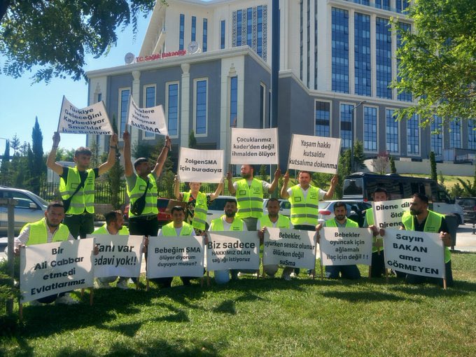 SGK, SMA’lı çocukların ilacı olan Spinraza’yı 3 aydır karşılamıyor.
Çocukların  aileleri üç gündür SGK  merkezi önünde aç ve susuz oturma eylemi yapıyor. 
Ailelerin ve çocukların sesini duyuralım. 
#SuSMAdireniyoruz