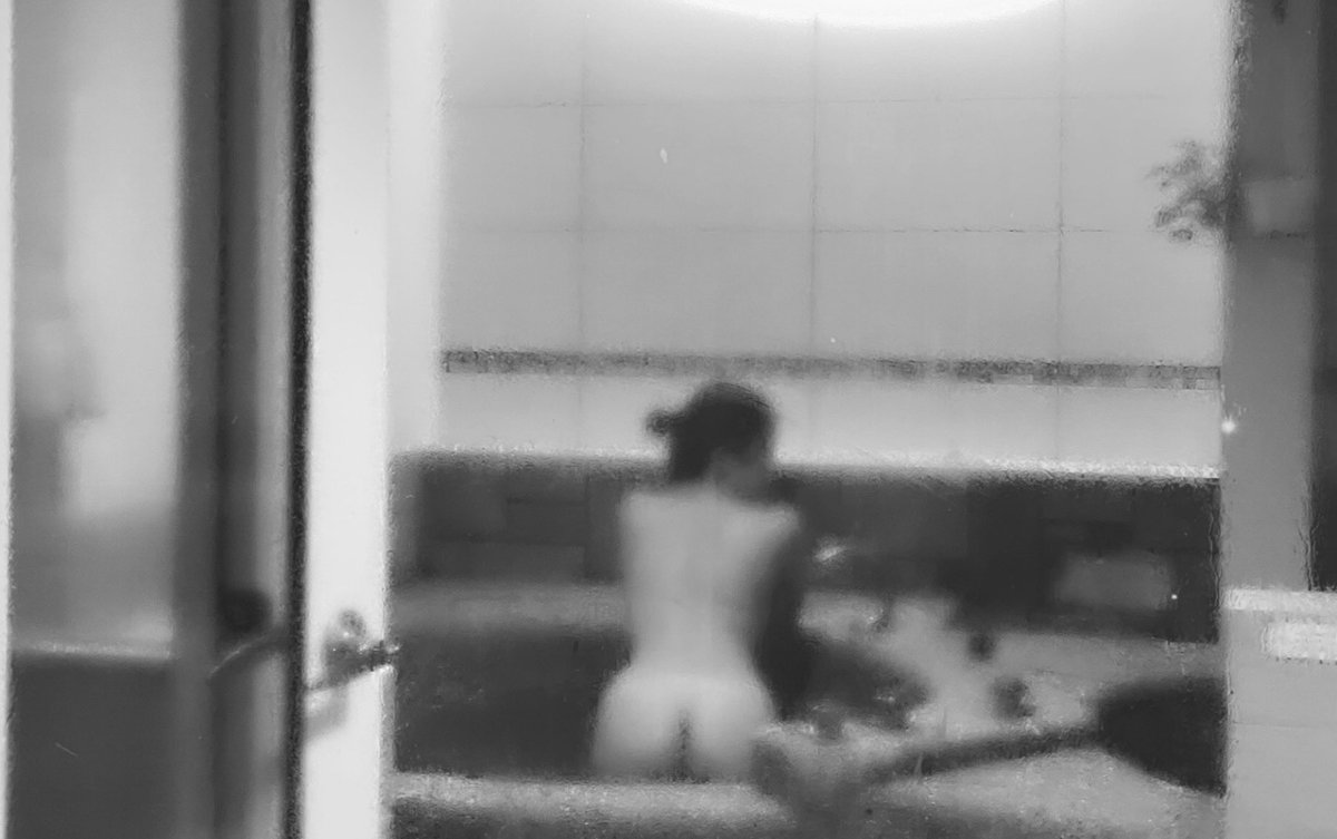 終於還是翻舊照出來發了
照片配上一些我的牢騷
應該勉強可以接受吧

這幾天覺得是不是經歷過一些慘烈的事
比較可以獲得別人的憐惜
激起他人的保護慾
本身已經滿順遂的人，是不是就沒資格討拍
更沒資格感到憂鬱難過或抱怨
「妳這樣還要抱怨。也太不知足了吧」