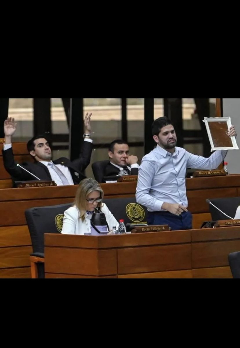 Ellos firmaron el convenio, ellos recibieron la plata, destrozaron el MEC y hoy ¿son los salvadores de la Educación?

Lo dudo, los 400 mil niños que hoy NO estan en el sistema y los que nunca terminaron el colegio son resultado de su gestión, háganse cargo, mirense al espejo