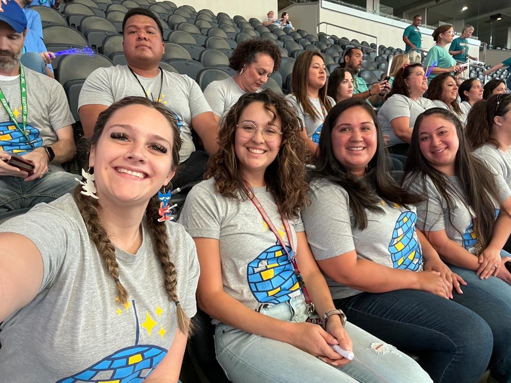 MsACervantes's tweet photo. AISD Convocation! 🎉@JonesAcademy1 
#ConnectArlingtonISD https://t.co/YWYzCCElJC