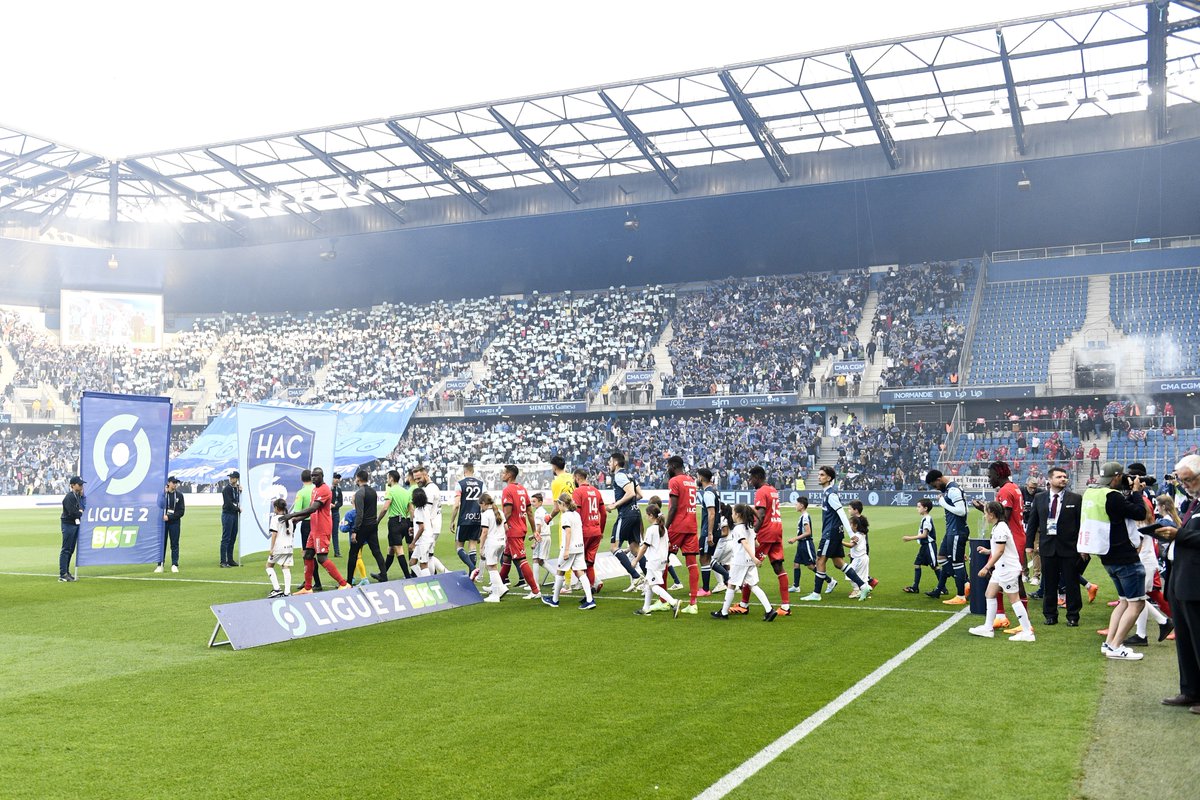 ActuFoot_'s tweet photo. 𝗟𝗲 𝗛𝗔𝗖 𝗻𝗲 𝗽𝗲𝗿𝗰𝗲𝘃𝗿𝗮 𝗾𝘂𝗲 𝟭,𝟱 𝗠€ 𝗱𝗲 𝗹𝗮 𝗽𝗮𝗿𝘁 𝗱𝗲 𝗖𝗩𝗖 𝗮̀ 𝗰𝗮𝘂𝘀𝗲 𝗱𝗲... 𝘀𝗮 𝗺𝗼𝗻𝘁𝗲́𝗲 𝗲𝗻 𝗟𝗶𝗴𝘂𝗲 𝟭. 😳

Dans le même temps la majorité des clubs de Ligue 2 percevront... 3 M€. 

La raison : dans la répartition du 1,5 milliard d'euros versé aux clubs par la firme CVC, il est prévu que :
▪️ Les 7 clubs de Ligue 1 européens en 2021/22 (PSG, OM, Lyon, Monaco, Lille, Nice et Rennes) se partagent la plus grosse partie de l'enveloppe.
▪️ 33 M€ sont réservés aux 14 autres clubs de Ligue 1
▪️ Les relégués en Ligue 2 à l'issue de la saison 2021/22 touchent 16,5 M€ (Metz, Bordeaux et Saint-Etienne)
▪️ Les promus 2021/22 (Toulouse, Troyes et Auxerre) touchent aussi 16,5 M€

Et pour les clubs de Ligue 2  ? Il toucheront 3 M€ s'ils restent en seconde division de la période 2021/22 jusqu'à 2024/25.

Mais 𝗰𝗼𝗺𝗺𝗲 𝗹𝗲 𝗛𝗔𝗖 𝗮 𝗾𝘂𝗶𝘁𝘁𝗲́ 𝗹𝗮 𝗟𝗶𝗴𝘂𝗲 𝟮 𝗽𝗼𝘂𝗿 𝗹𝗮 𝗟𝗶𝗴𝘂𝗲 𝟭, 𝗶𝗹 𝗻'𝗮 𝗽𝗮𝘀 𝗹𝗲 𝗱𝗿𝗼𝗶𝘁 𝗮̀ 𝘂𝗻𝗲 𝗲𝗻𝘃𝗲𝗹𝗼𝗽𝗽𝗲 𝗮𝘂 𝘁𝗶𝘁𝗿𝗲 𝗱𝗲 𝘀𝗮 𝗽𝗿𝗼𝗺𝗼𝘁𝗶𝗼𝗻 (car elle était réservée aux promus 2021/22), et seulement droit à la moitié de l'enveloppe (1,5 M€) car il ne fera pas la totalité de la période 2021/22 - 2024/25 en Ligue 2. 🙃

Conséquence, le club ciel et marine percevra donc :
👉 𝟮 𝗳𝗼𝗶𝘀 𝗺𝗼𝗶𝗻𝘀 𝗾𝘂𝗲 𝗹𝗲𝘀 𝗰𝗹𝘂𝗯𝘀 𝗱𝗲 𝗟𝗶𝗴𝘂𝗲 𝟮 
👉 𝟭𝟱 𝗳𝗼𝗶𝘀 𝗺𝗼𝗶𝗻𝘀 𝗾𝘂𝗲 𝗹𝗲𝘀 𝗲́𝗾𝘂𝗶𝗽𝗲𝘀 𝗾𝘂𝗶 𝗼𝗻𝘁 𝗳𝗮𝗶𝘁 𝗹𝗮 𝗻𝗮𝘃𝗲𝘁𝘁𝗲 𝗟𝟭/𝗟𝟮 𝗱𝗲𝗽𝘂𝗶𝘀 𝗹'𝗮𝗰𝗰𝗼𝗿𝗱 (16,5M€ pour Metz, Troyes, Saint-Etienne, Toulouse, Bordeaux et Auxerre)

Jean-Michel Roussier, le président du club doyen, a décidé d'entamer une bataille judiciaire pour tenter de réparer cette "iniquité" au niveau de la répartition des sommes.
