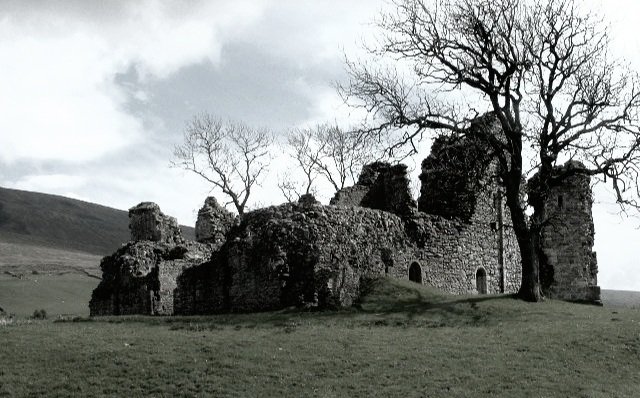 Pendragon Castle, near Mallerstang - according to legend, the castle was built by Uther Pendragon, father of King Arthur. The ghost of a black hen pecks the ground, and spectral figures of ladies in white fly around the castle ruins at night

#wyrdwednesday #cumbria