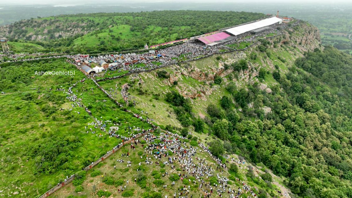 ashokgehlot51's tweet photo. "मैं आपका सिपाही हूं। मैं दिल्ली में रहता हूँ। जब चाहो मुझे राजस्थान बुला लो।"

आज #विश्व_आदिवासी_दिवस पर श्री @RahulGandhi जी ने मानगढ़ धाम में जन कुंभ के बीच आदिवासियों के सम्मान व अधिकार की देशव्यापी लड़ाई को मजबूत करने का सिंहनाद किया। https://t.co/bpJYc0nyzH