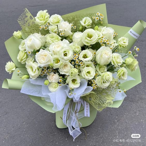 prettiestavenue's tweet photo. green and white flower bouquets https://t.co/K3cLZBzwNy