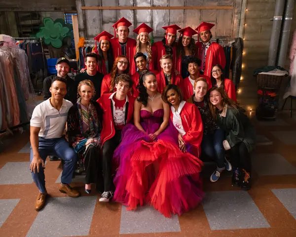 theserieshsm's tweet photo. Once a Wildcat, always a Wildcat. 🎓❤️ #HSMTMTS https://t.co/Uvtt1BUbPP