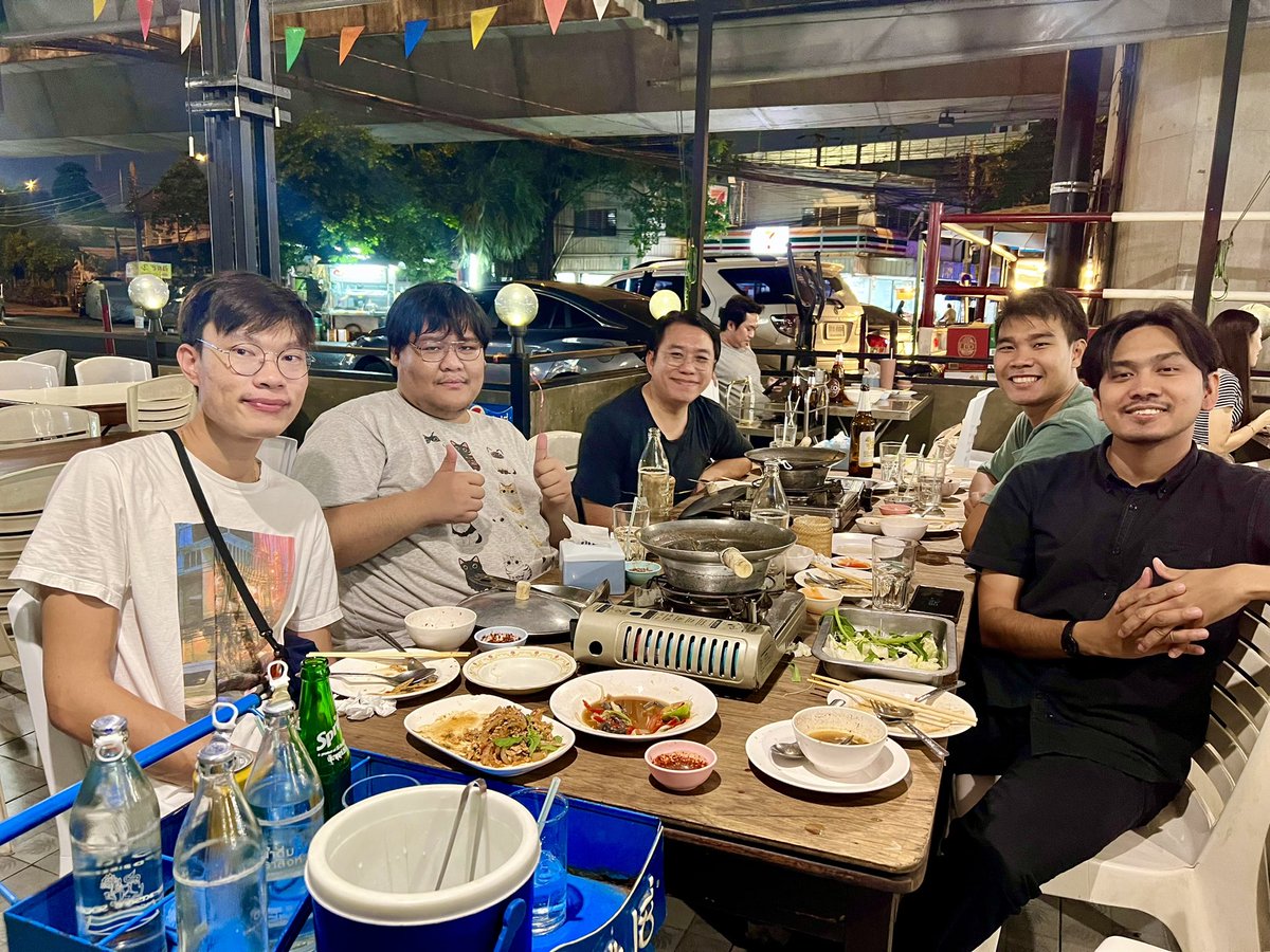 tpdpage's tweet photo. ต้อนรับสมานกลับไทย และนัดพบ TPD podcasters คนไหนลูกแอร์ทายสิ  (พี่เต๋าไม่มานะ) #เกียกกายกอสซิป #เด็กสร้างชาติ #พูดทั้งโลก #backforthefuture #เรียกteens #tpd https://t.co/EVQObIdKSa