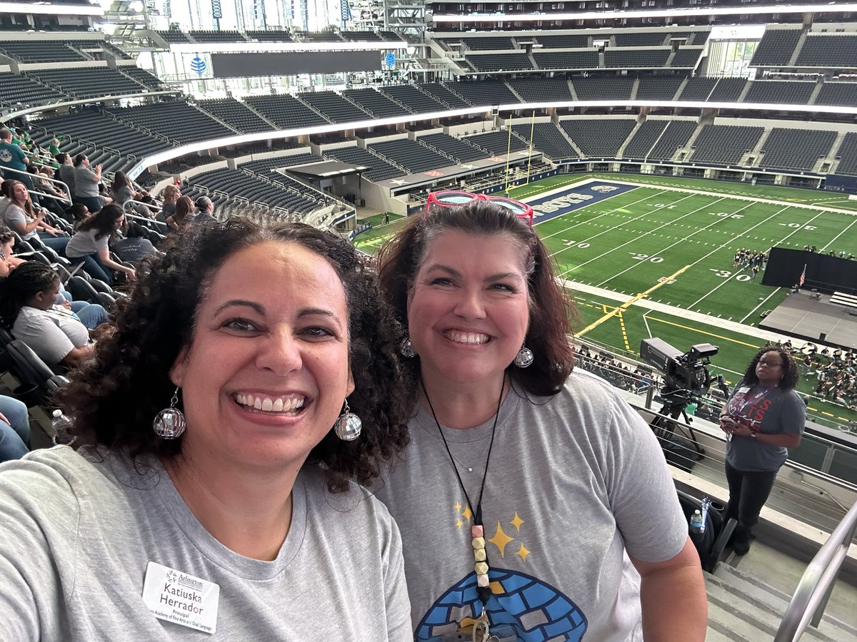 JonesAcademy1's tweet image. Disco 🪩 earrings here for the party! 🕺 #ConnectArlingtonISD #sololomejor