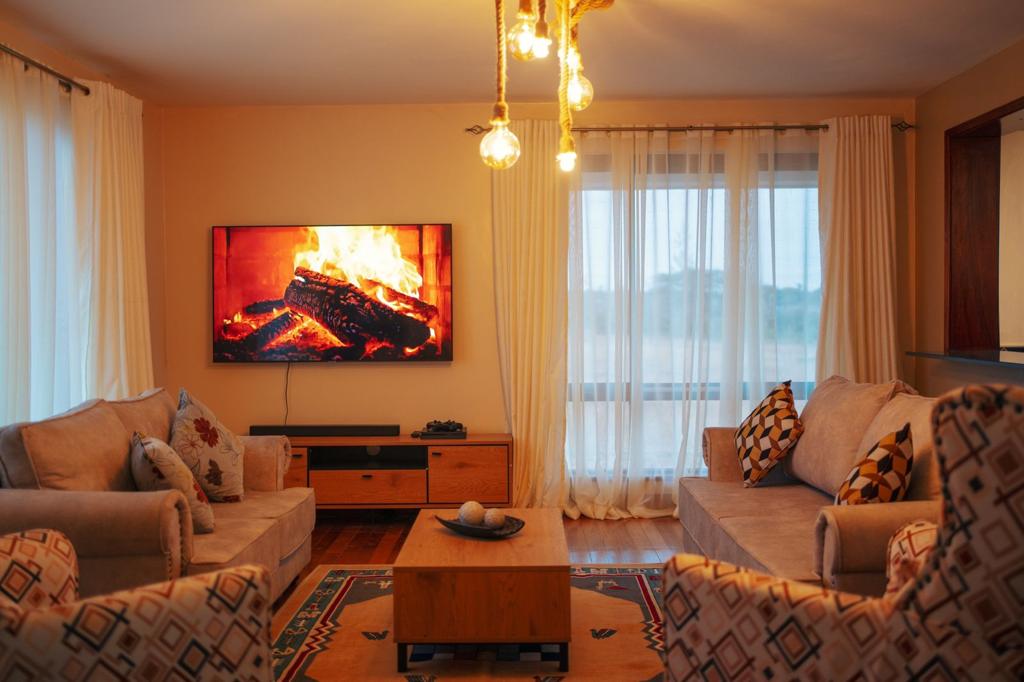 AfricaLuxit's tweet image. Exquisite 4-all ensuite bedroom residence, offering breathtaking views of Mount Kenya. 
 
#beautifulescapes #beautifulspaces #getawaydestination #getawawhouse  #luxitholidayhomes