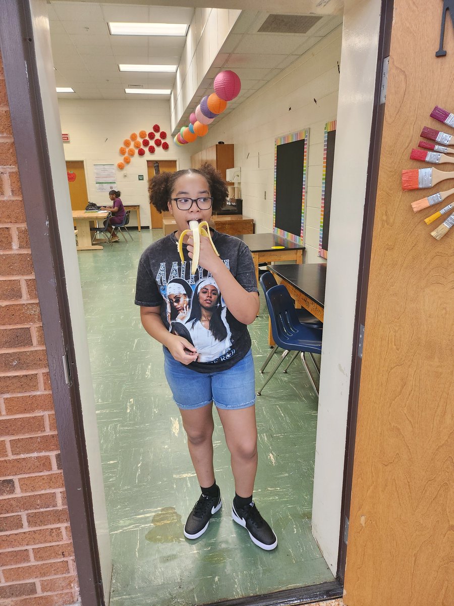 recvrfromtrauma's tweet photo. Health and Wellness at Stockbridge Middle School.. did you know that bananas benefit your mental as well as your physical health?  #it'sallaboutwellness😊 https://t.co/ZJ22eZjbHz