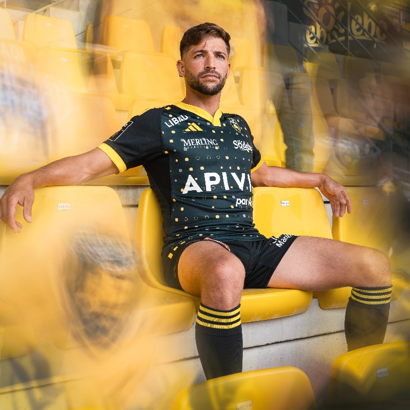 staderochelais's tweet photo. ⚫️ Maillot domicile 23.24 || 𝗡𝗼𝘀 𝗦𝘂𝗽𝗽𝗼𝗿𝘁𝗲𝗿𝘀 𝗱𝗮𝗻𝘀 𝗹𝗮 𝗽𝗲𝗮𝘂. 

▫️ Une dominante noire.
▫️ Une deuxième étoile et un logo sur le coeur.
▫️ Les amoureux des Jaune et Noir mis à l'honneur.

#Top14 | #FievreSR
