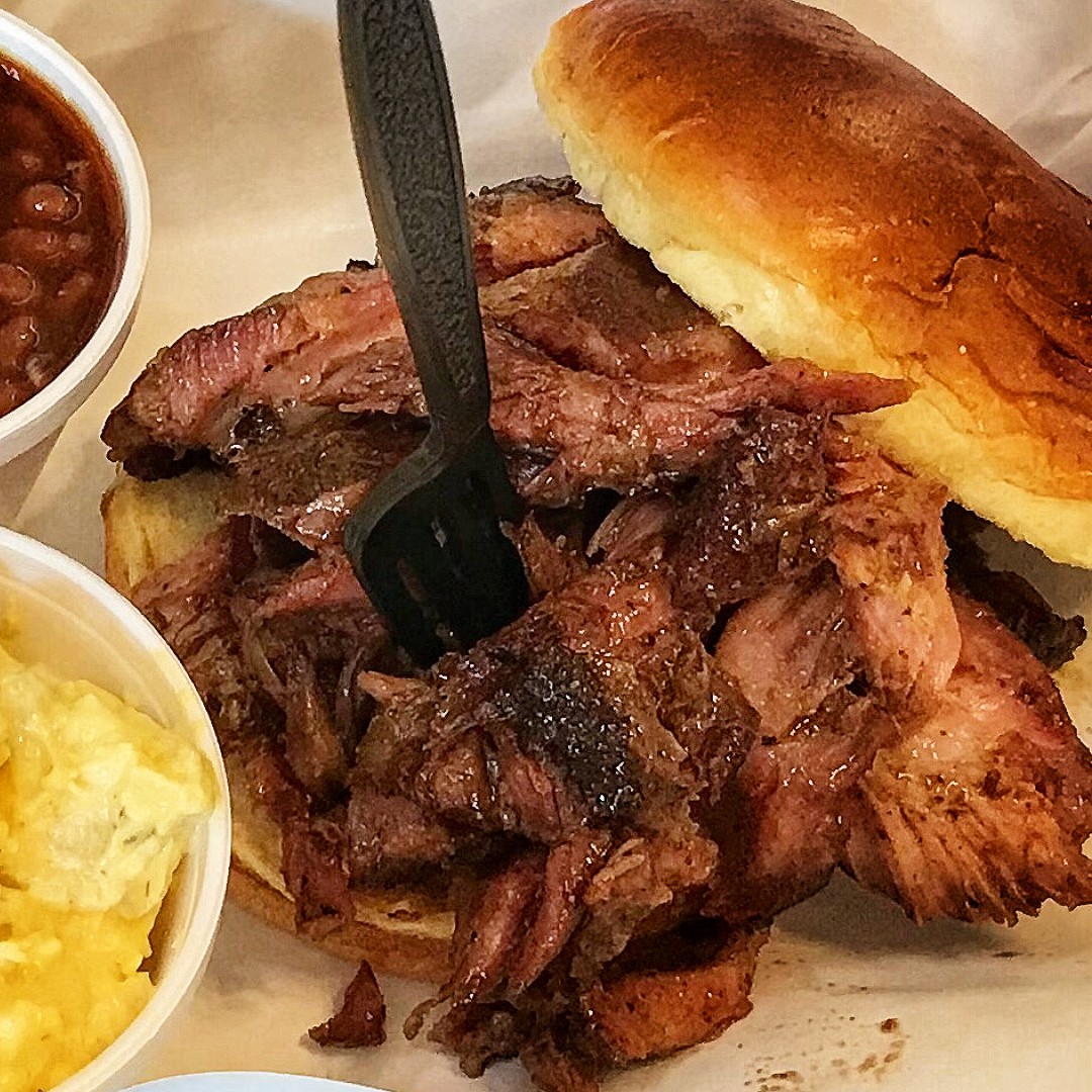 BogartsSTL1's tweet photo. 🐷🔥😋
It's PULLED RIB day at Bogart's! 🙌

#pulledrib #pork #humpdayhappiness #bogartssmokehouse #barbecue #bbq #stlouis #soulard #food #smokedmeats #porkmafia #explorestlouis #eatlocal #catering #yelpstlouis https://t.co/M1xHUlpIAi