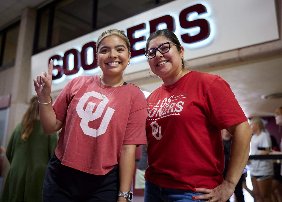 UofOklahoma's tweet photo. All smiles for Day 2⃣ of #OUMoveIn23!
Welcome home, #OU2027! https://t.co/t5tSj7IqtD