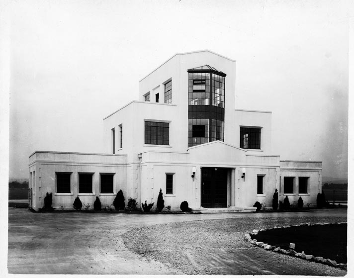 ChattAirport's tweet photo. As we draw closer to our terminal expansion grand opening, let’s look back at our history to enjoy how far we have come. This is the original terminal at Lovell Field from almost 100 years ago!
📸: Chattanooga Public Library
#flyCHA #CHAhistory https://t.co/A53PBgDKtE