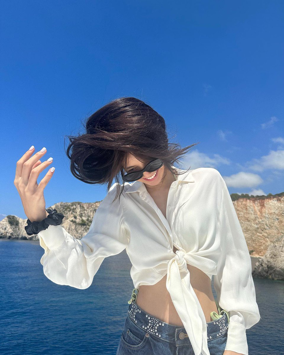 LISANATIONS_'s tweet photo. LISA 😍👙🌊🩵 https://t.co/KdK2rvodRg