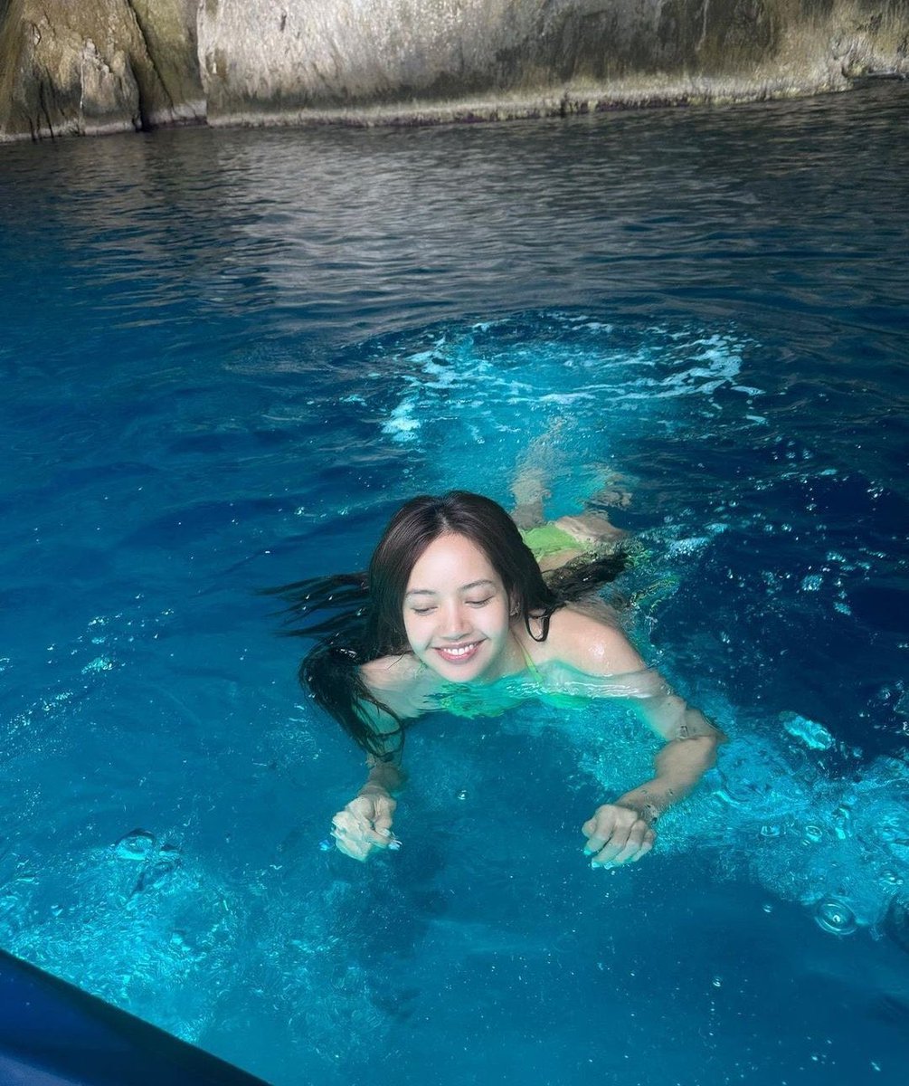 LISANATIONS_'s tweet photo. LISA 😍👙🌊🩵 https://t.co/KdK2rvodRg