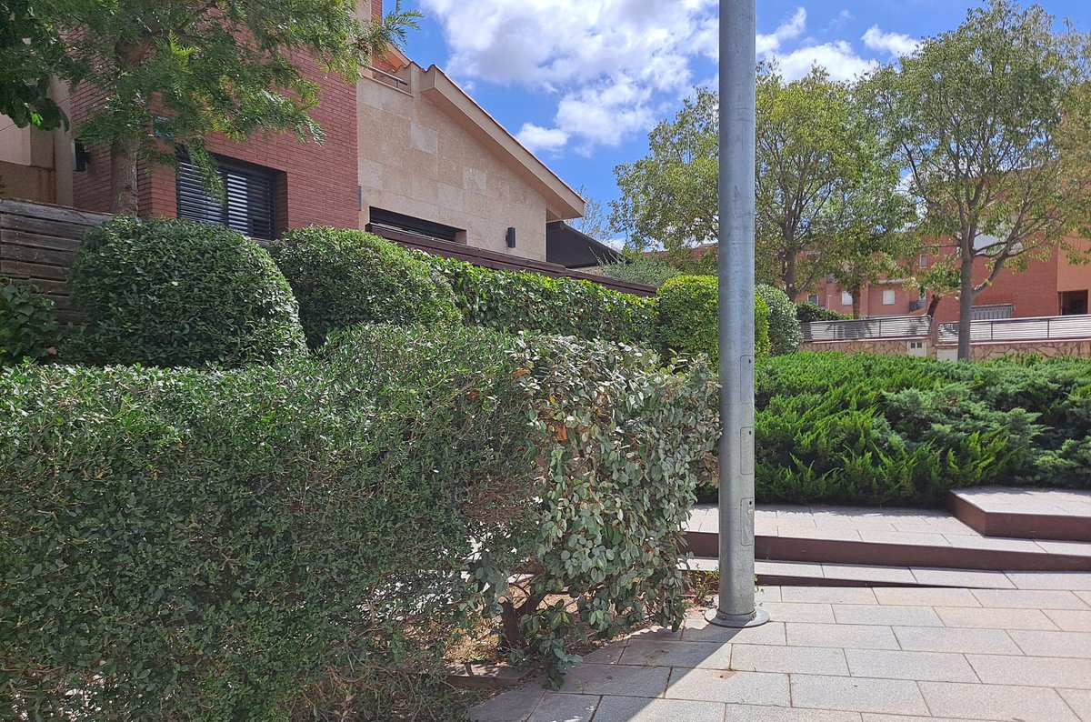 stllhortons's tweet photo. 🚧 La brigada municipal ha dut a terme noves actuacions d'arranjament i millora a la via pública per a garantir un manteniment òptim dels espais compartits.
👉 Col·locació d'un tendal a la rectoria.
👉 Poda i neteja de la pl. del Terrazel.
#stllhortons #SLLH #viapúblicahortons https://t.co/4GDzQ4TrfX