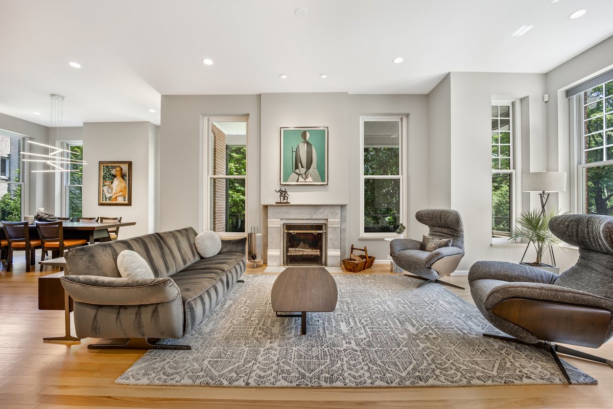 properties's tweet photo. Get ready to be wowed by this seriously luxurious 1880 Victorian gem tucked away in East Lincoln Park. See more: https://t.co/0ML8D37mrO #StopLookingStartFinding
----
626 W Arlington Place Chicago, Illinois 60614
Offered for $4,790,000
Listed by Stefanie Lavelle
#lincolnpark https://t.co/p5dU83A2c1
