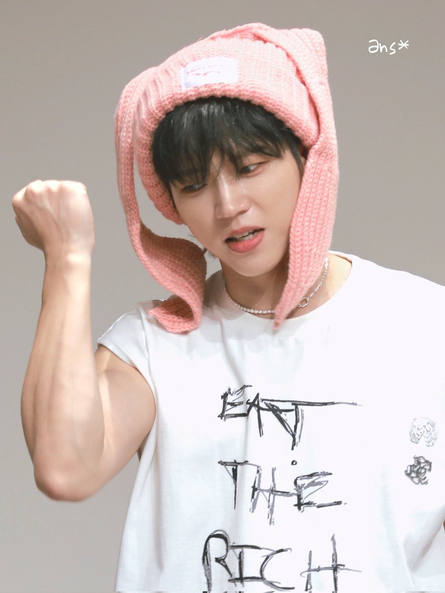 ans903s's tweet photo. 230806 사운드웨이브 사인회 우현이~☆ @wowwh 핑크 토끼🐰🩷🩷🩷 

#우현 #남우현 #NamWooHyun
#อูฮยอน #인피니트 #INFINITE https://t.co/w0Jdtc11xf