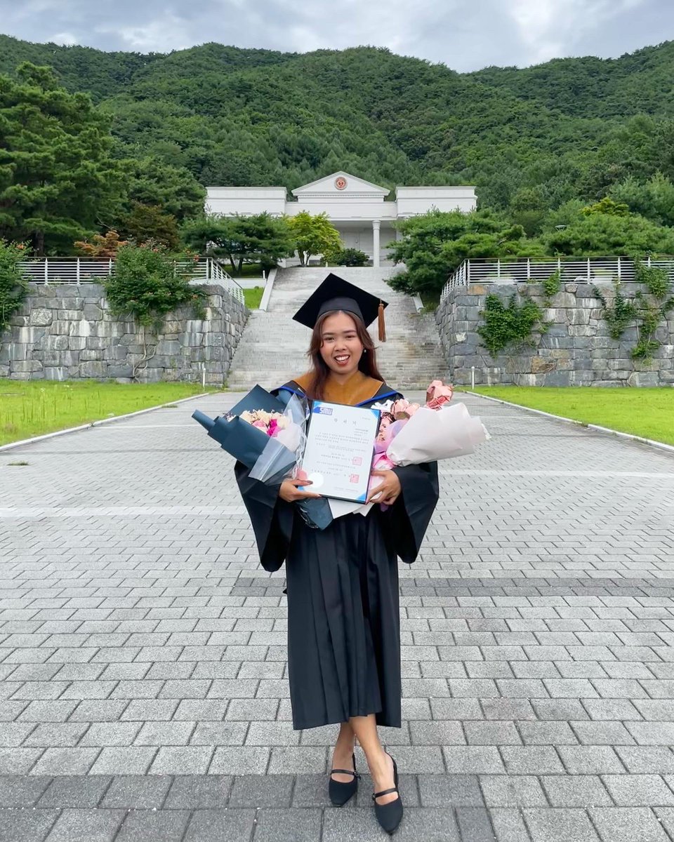 iqaalee_'s tweet photo. You, the girl who dreamed of studying abroad and getting a higher education, YOU MADE IT! Alhamdulillah, on this day, August 9, 2023, I am officially graduated from Master of Business Administration (MBA)! 🎓

Well, till to the next chapter 📚 

Thank you! :) https://t.co/LN4yW4yNZo