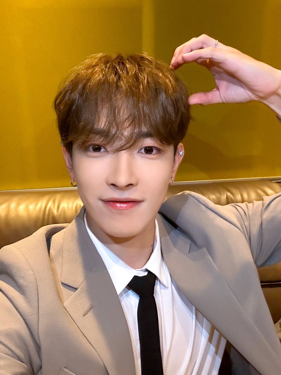 ATEEZofficial's tweet photo. [📷] '아이돌라디오' 홍중,윤호 DJ Behind Photo 
⠀
귀여움 폭발한 오늘의 댕쭝디!😍
돌랑티니의 목소리에
항상 귀를 쫑긋! 하는 중👀👂
⠀
#아이돌라디오 #ATEEZ #에이티즈 https://t.co/JDfF7GU0Jp