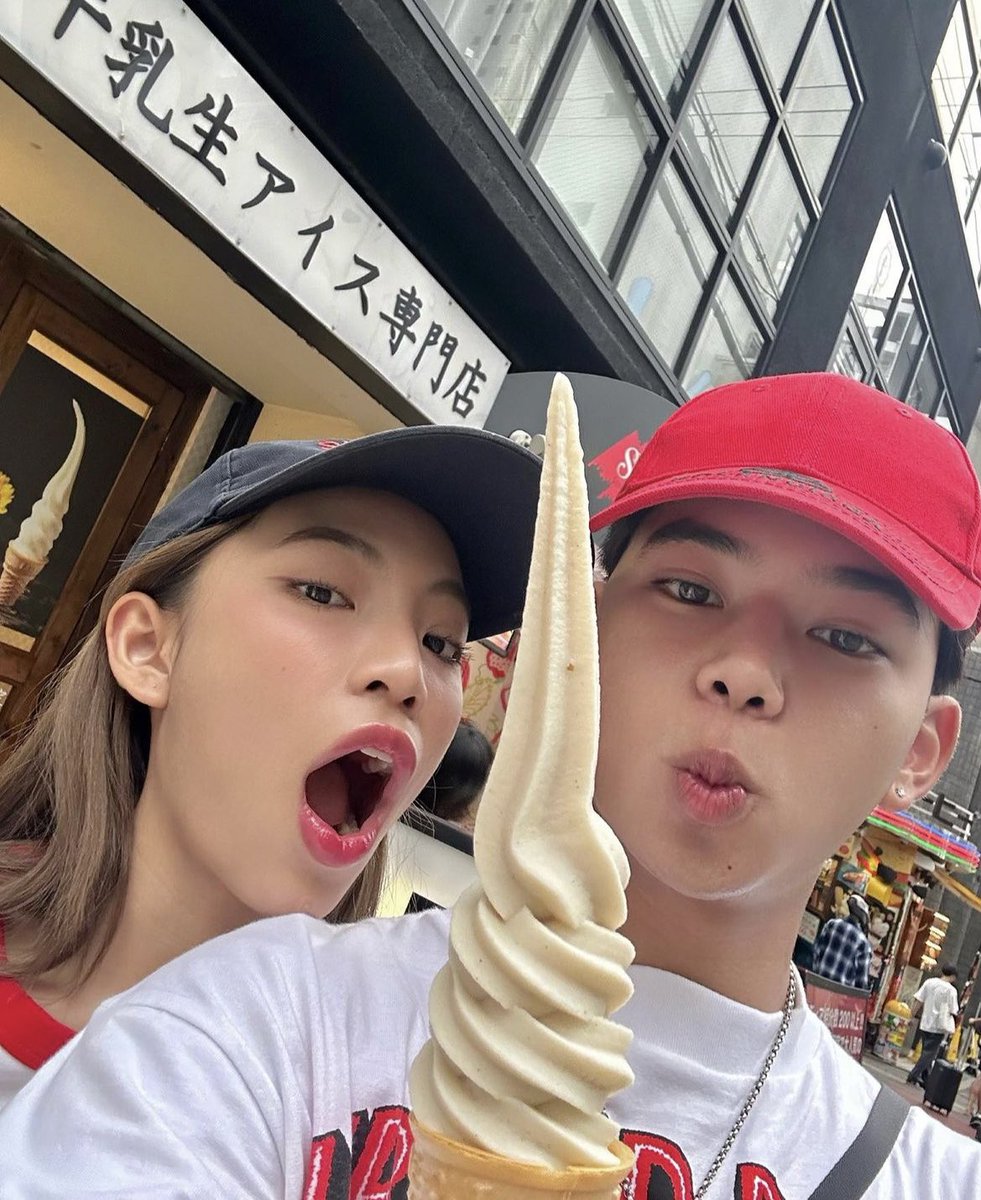 tiyapics's tweet photo. รบกวนศิลปินอย่าไปเที่ยวกับแฟนได้มั้ยคะ แฟนคลับอย่างเราไม่มีแฟนไปเที่ยวด้วยค่อนข้างอิจฉาตาร้อน https://t.co/4jZO2orw8R