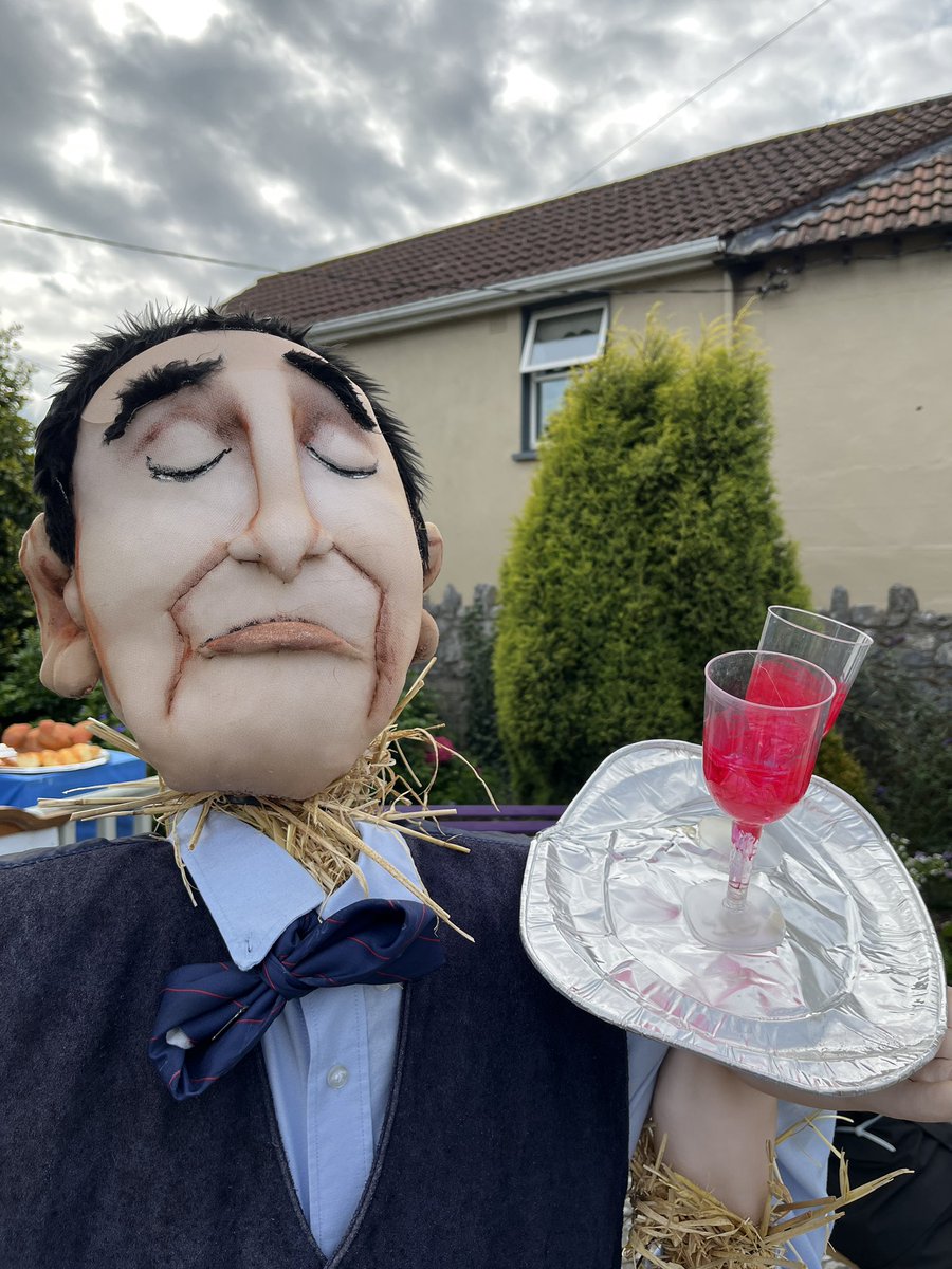 ScarecrowTime's tweet photo. The Overall winner of the All Ireland Scarecrow Championship, at Durrow Scarecrow Festival - Bistro (Biscrow at the Pound) by Marie Moylan. 👏🎉👏

Well done to a very worthy winner. 

#durrowscarecrowfestival #dsf23 #winner https://t.co/87IrvFscSo