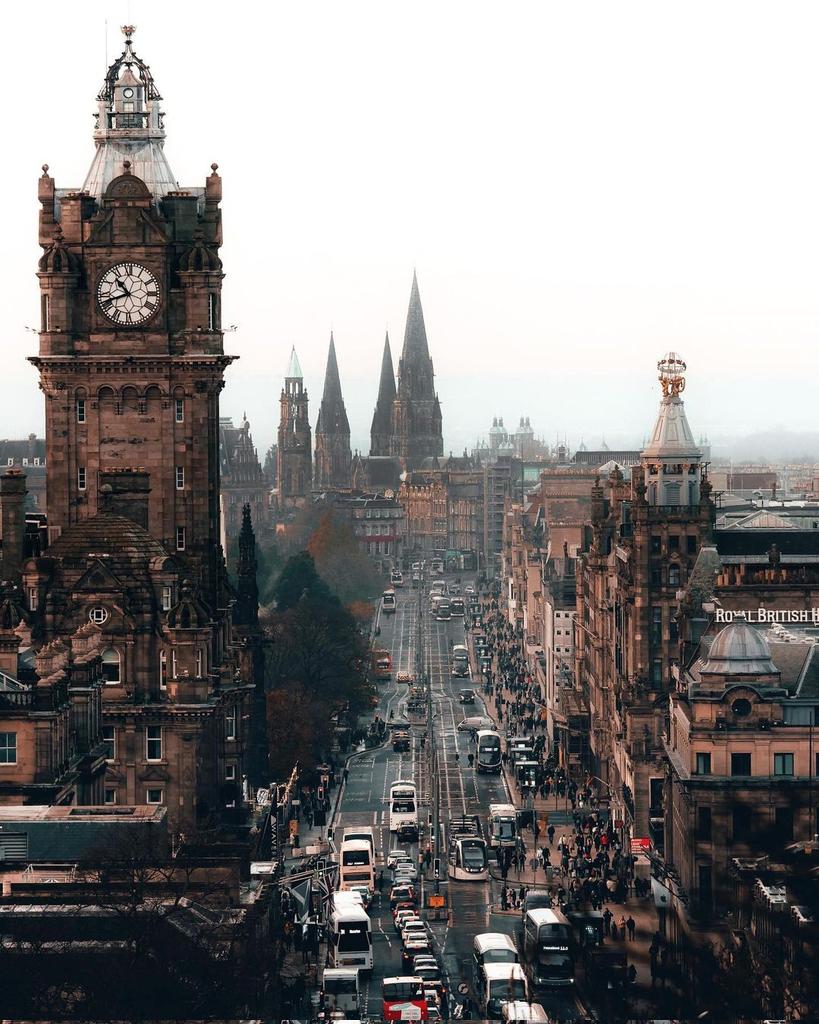 Edinburgh 🏴󠁧󠁢󠁳󠁣󠁴󠁿 

#edinburgh #scotland #lovescotland #maryqueenofscots #scotch #plaid #kilt #whisky #edinburghfestival #streetshooter #royalmile #scotlandshots #lovescotland #scottishcastle #castlesofscotland #cityscape #europetravel #thinkverylittle