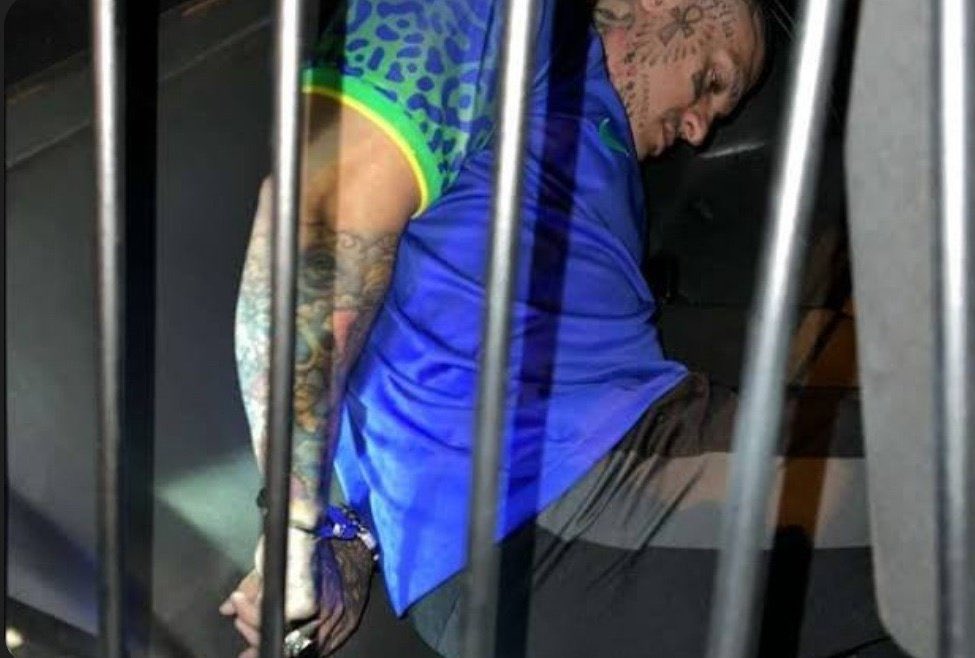 canabisbrasil's tweet photo. 🚨GRAVE: Homem é detido em flagrante após colocar tabaco no baseado dos amigos quando eles não estavam olhando. O homem foi levado para a 42° Delegacia de Polícia do RJ.

"Era só um pouquinho" afirma o meliante. Foram encontradas 2,53 gramas de tabaco no beck. https://t.co/Ptvu7RHP64