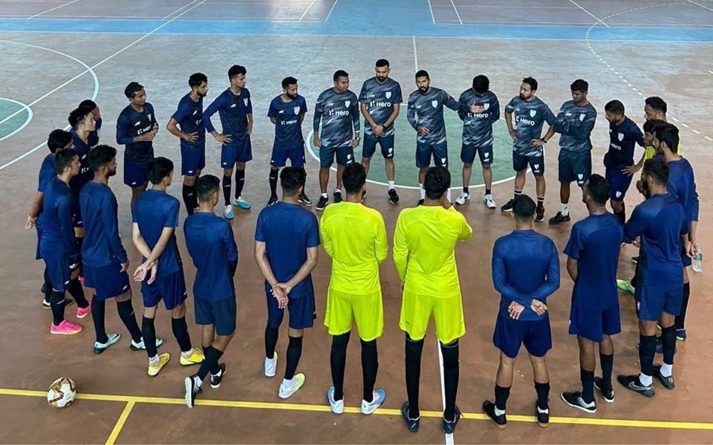 IndianFootball's tweet photo. 𝐀 𝐧𝐞𝐰 𝐛𝐞𝐠𝐢𝐧𝐧𝐢𝐧𝐠 💪🏽

Coach @JoshuahVaz and boys look to 'punch above the weight' in international futsal 🇮🇳💙 

Read more 👉🏽 https://t.co/TGgDDes3DQ

#IndianFootball ⚽️ https://t.co/cEBa1HMIWy
