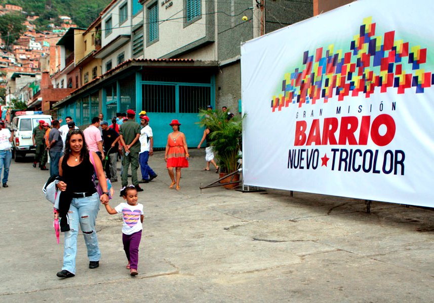 En 2009 el Comandante Chávez lanzó Plan Barrio Nuevo, Barrio Tricolor goo.su/xxyTP #14AñosDeAmorTricolor