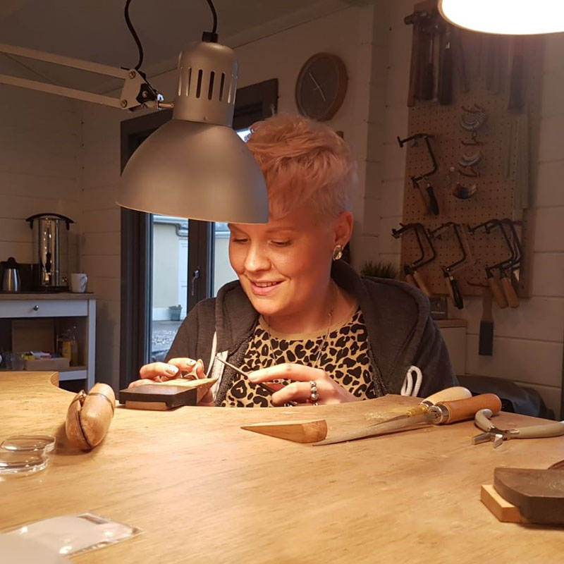 MakersWales's tweet photo. #NewMakers #MakersGallery
Welcome/Croeso - #DuxfordStudios - #jewellery
Duxford Studios is an award winning contemporary Welsh jewellery brand, hand-crafting fine jewels inspired by life, death and the journey along the way.
https://t.co/Ec3M3KRPu1 #CraftGuild https://t.co/VMvgnBsiYS