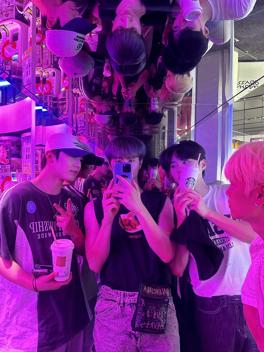 WEi__Member's tweet photo. [#동한] 🪞🤳 https://t.co/fzDI1C3jWK